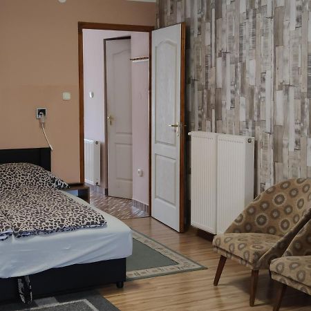 Apartman Edit ฮอร์กานี ภายนอก รูปภาพ
